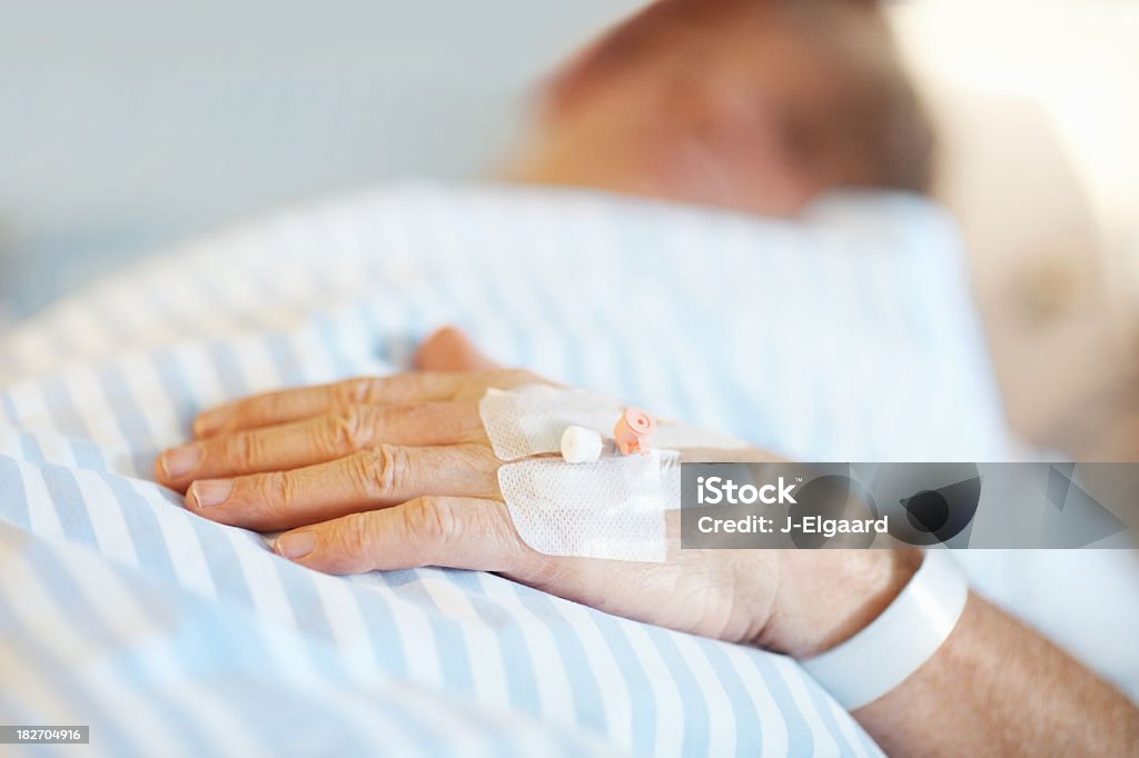 Patienten liegen auf Bett mit Infusion eingefügt in der hand - Lizenzfrei Handgelenk Stock-Foto