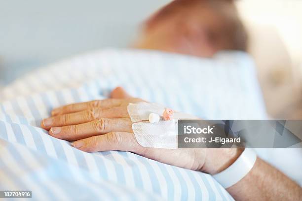 Patienten Liegen Auf Bett Mit Infusion Eingefügt In Der Hand Stockfoto und mehr Bilder von Handgelenk