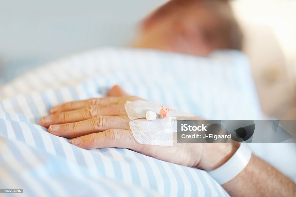 Paciente yacer en la cama con gota a gota s'inserta en la mano - Foto de stock de Dormir libre de derechos