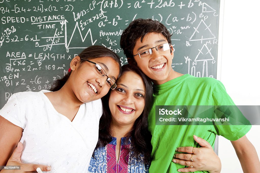 Молодой веселый Индийский учитель с ее Студенты дети - Стоковые фото 10-11 лет роялти-фри