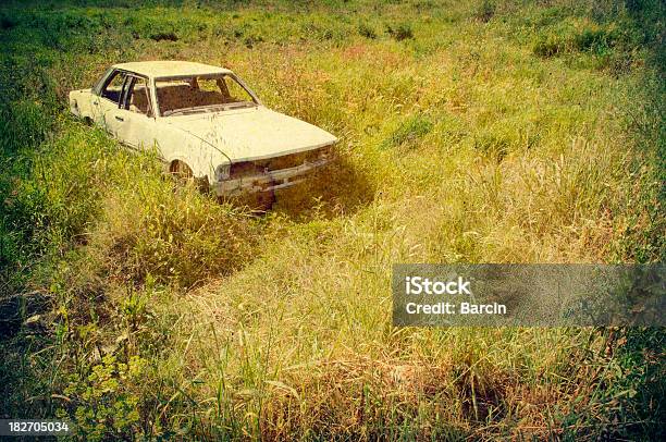 Foto De Estilo Retro De Coche Viejo Abandonado Foto de stock y más banco de imágenes de Aire libre - Aire libre, Aislado, Amarillo - Color