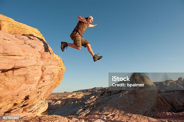 Foto de Caminhantes Leap e mais fotos de stock de Adulto - Adulto, Afloramento, Arenito