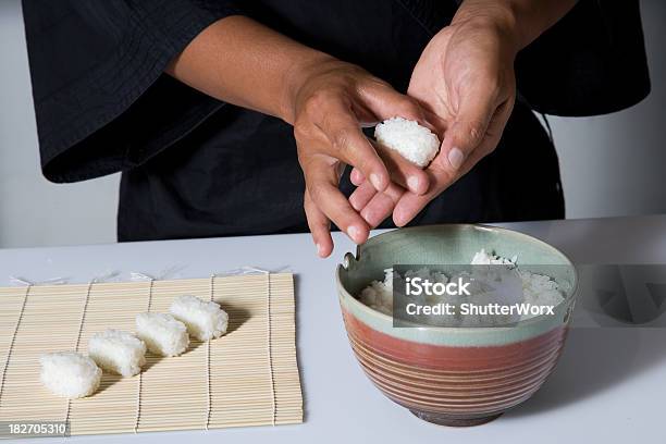 Arroz Sushi Foto de stock y más banco de imágenes de Chef - Chef, Sushi, Arroz sushi