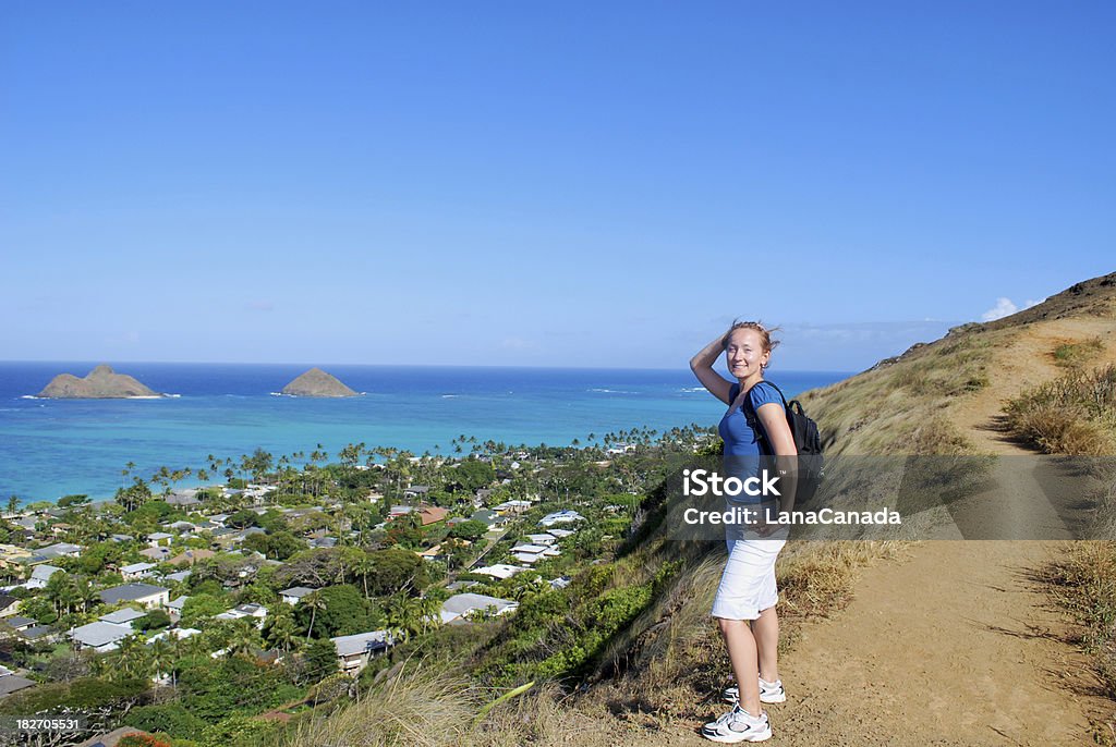 Jeune fille faire de la randonnée sur le sentier de montagne à Hawaï - Photo de Admirer le paysage libre de droits