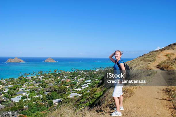 Молодая Девушка Прогулки На Горном Маршруте На Гавайях — стоковые фотографии и другие картинки Активный образ жизни