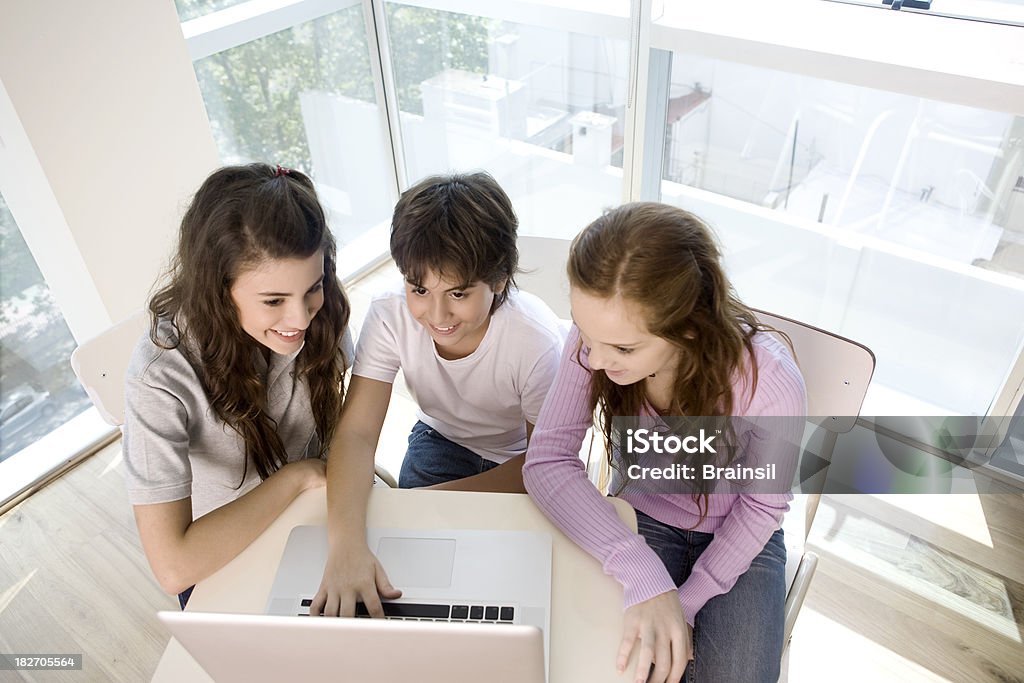 Grupo de adolescente amigos con capacidad para una computadora portátil - Foto de stock de 14-15 años libre de derechos