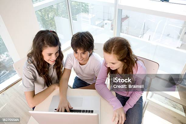 Grupo De Adolescente Amigos Con Capacidad Para Una Computadora Portátil Foto de stock y más banco de imágenes de 14-15 años