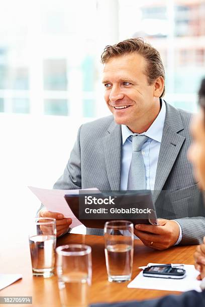 Atractivo Hombre De Negocios En Una Reunión Con Colegas Foto de stock y más banco de imágenes de 20 a 29 años