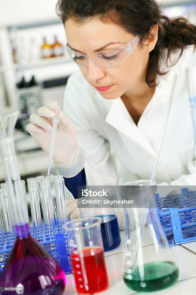 Wissenschaftler Frau analysieren eine gefährliche-Infektion. - Lizenzfrei Analysieren Stock-Foto