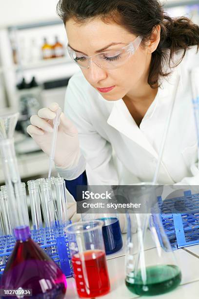 과학자 여자 분석하는 데인저러스 감염 과학에 대한 스톡 사진 및 기타 이미지 - 과학, 과학 실험, 과학자
