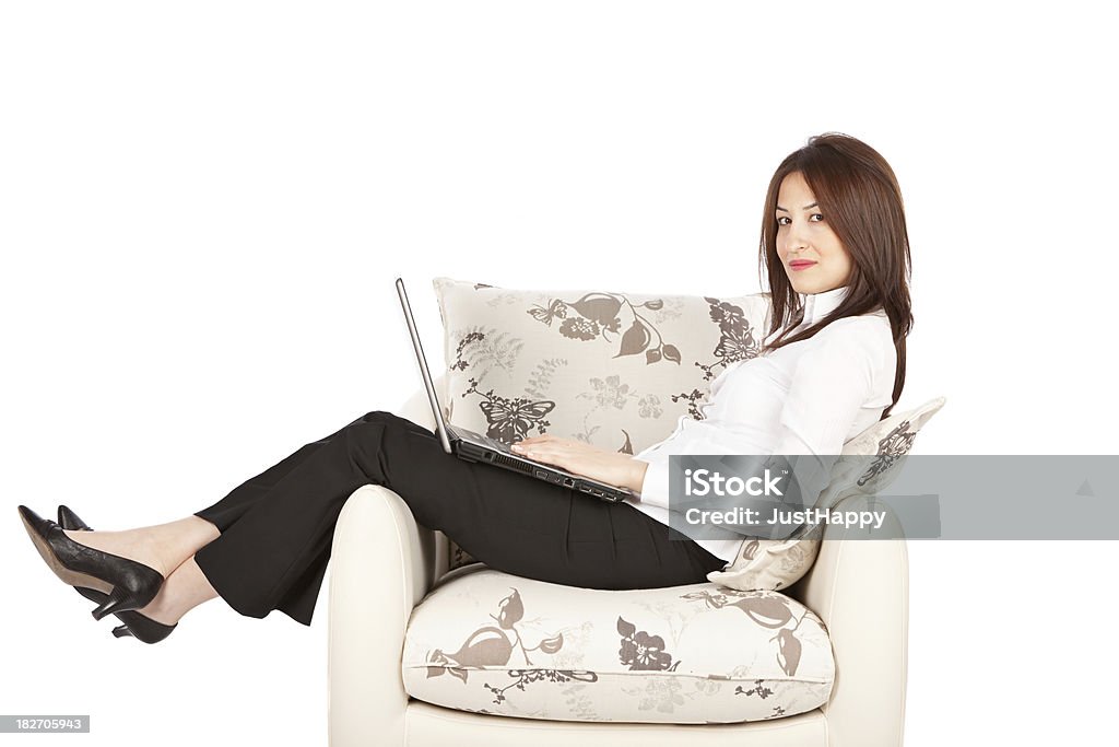 Бизнес женщина в кресле с ее ноутбук - Стоковые фото 20-29 лет роялти-фри