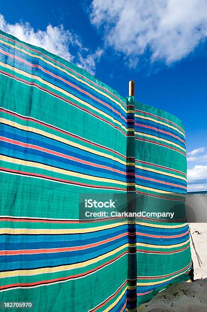 Multicolore Frangivento Sulla Spiaggia - Fotografie stock e altre immagini di Composizione verticale - Composizione verticale, Copy Space, Culture