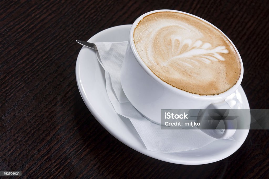 Cappuccino con decorazioni - Foto stock royalty-free di Beige