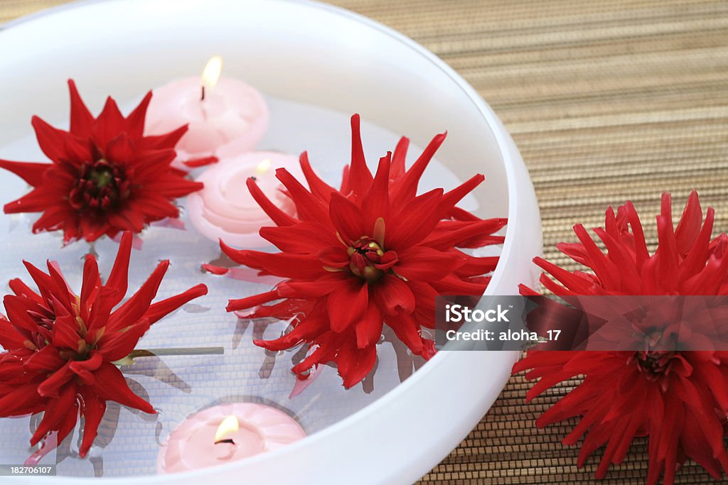 Оздоровительный цветок и свеча расстановка - Стоковые фото Без людей роялти-фри