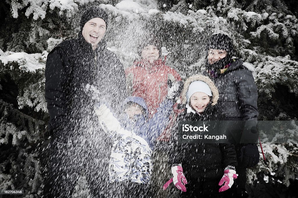 冬のファミリー - 子供3人の家庭のロイヤリティフリーストックフォト