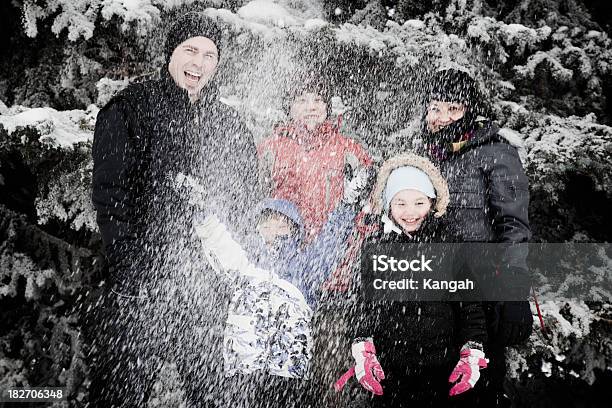 Пакет Услуг Winter Family — стоковые фотографии и другие картинки Семья с тремя детьми - Семья с тремя детьми, Снежок, Близость