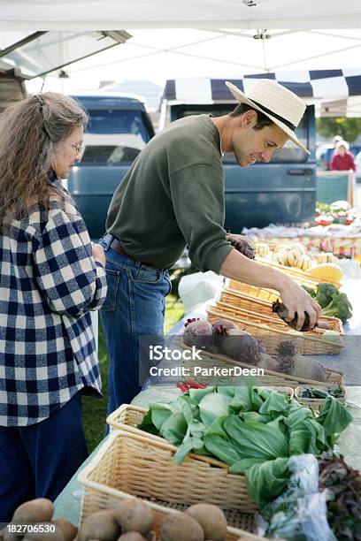 지역사회일원 Farmers Market 농부에 대한 스톡 사진 및 기타 이미지 - 농부, 남자, 미국 소도시