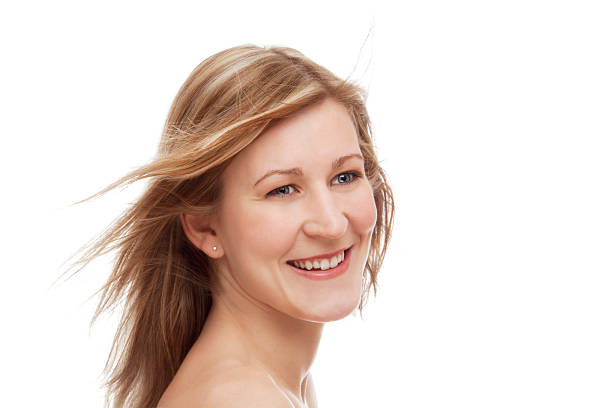 natural retrato de un joven sonriente feliz mujer rubia caucásica - mua1 fotografías e imágenes de stock