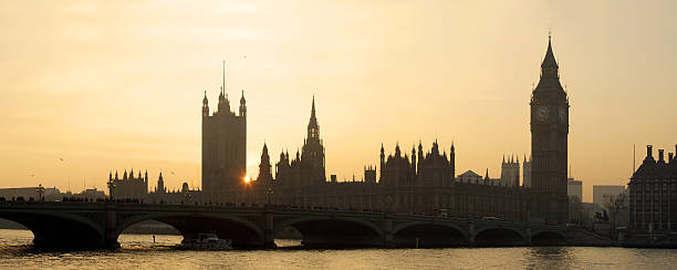 big ben und themse - london england skyline big ben orange stock-fotos und bilder