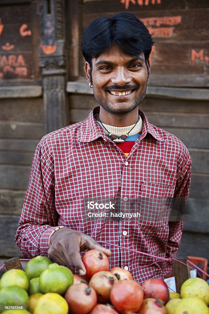 Indian street vendedor en Katmandú. - Foto de stock de Adulto libre de derechos