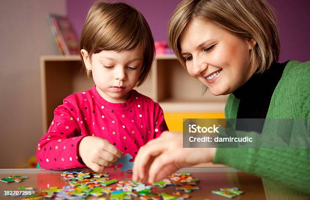 Foto de Mãe Ajudando A Filha Com Quebracabeça e mais fotos de stock de Quebra-cabeça - Jogo de lazer - Quebra-cabeça - Jogo de lazer, Criança Pré-escolar, Professor