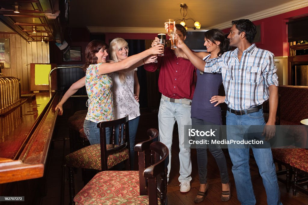 Amici in un pub - Foto stock royalty-free di Adulto