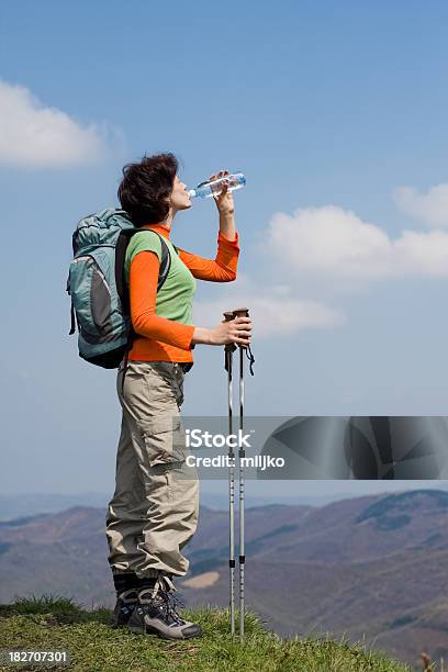 Descanse En La Cima De La Montaña Foto de stock y más banco de imágenes de Agua potable - Agua potable, Deporte, Actividad de fin de semana