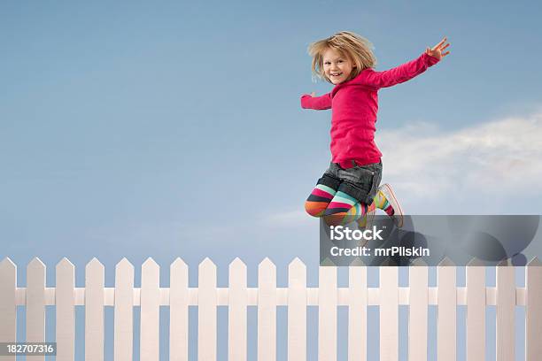 Primavera En El Paso Foto de stock y más banco de imágenes de Valla de piquete - Valla de piquete, Actividad, Alegre