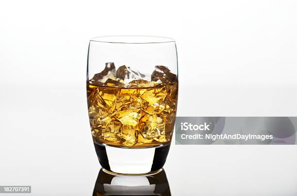 Uísque Escocês Cocktail Com Gelo - Fotografias de stock e mais imagens de Cubo de gelo - Cubo de gelo, Fundo Branco, Uísque