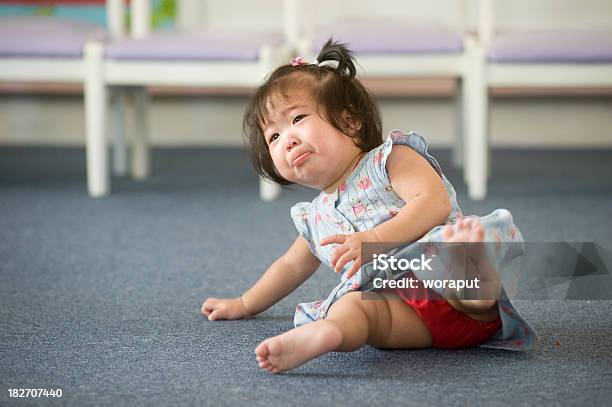 Photo libre de droit de Bébé Fille Tomber Dans Une Garderie banque d'images et plus d'images libres de droit de Tomber - Tomber, Bébé, Tout-petit