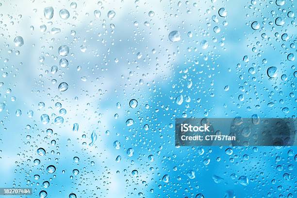Kroplami Deszczu Na Oknie - zdjęcia stockowe i więcej obrazów Woda - Woda, Kropla, Tło