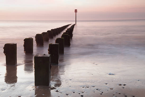 ブレークウォーター groynes （xxxl - beach sunrise waterbreak sea ストックフォトと画像