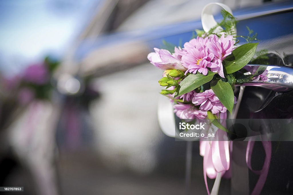 Декорированный свадебный автомобиль - Стоковые фото Автомобиль роялти-фри
