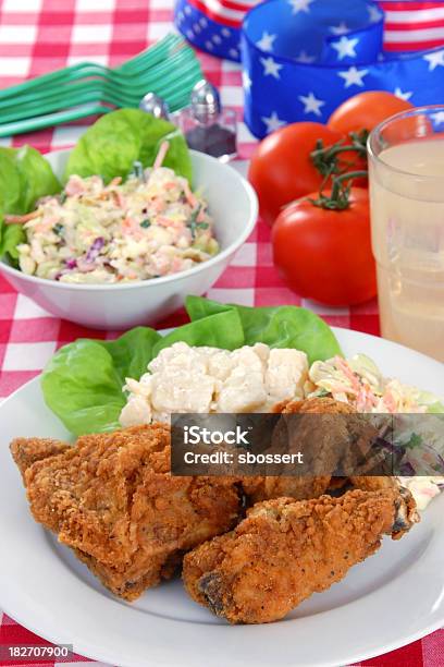 Fourth Of July Picknick Stockfoto und mehr Bilder von Frittiertes Hähnchen - Frittiertes Hähnchen, Krautsalat, Kartoffelsalat