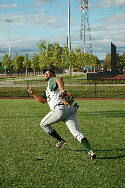 ballplayer trwa piłką - softball softball player playing ball zdjęcia i obrazy z banku zdjęć