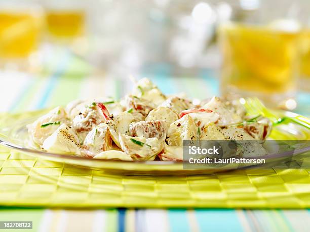 Foto de Salada De Batata Com Um Piquenique e mais fotos de stock de Acompanhamento - Acompanhamento, Churrasco, Luz solar