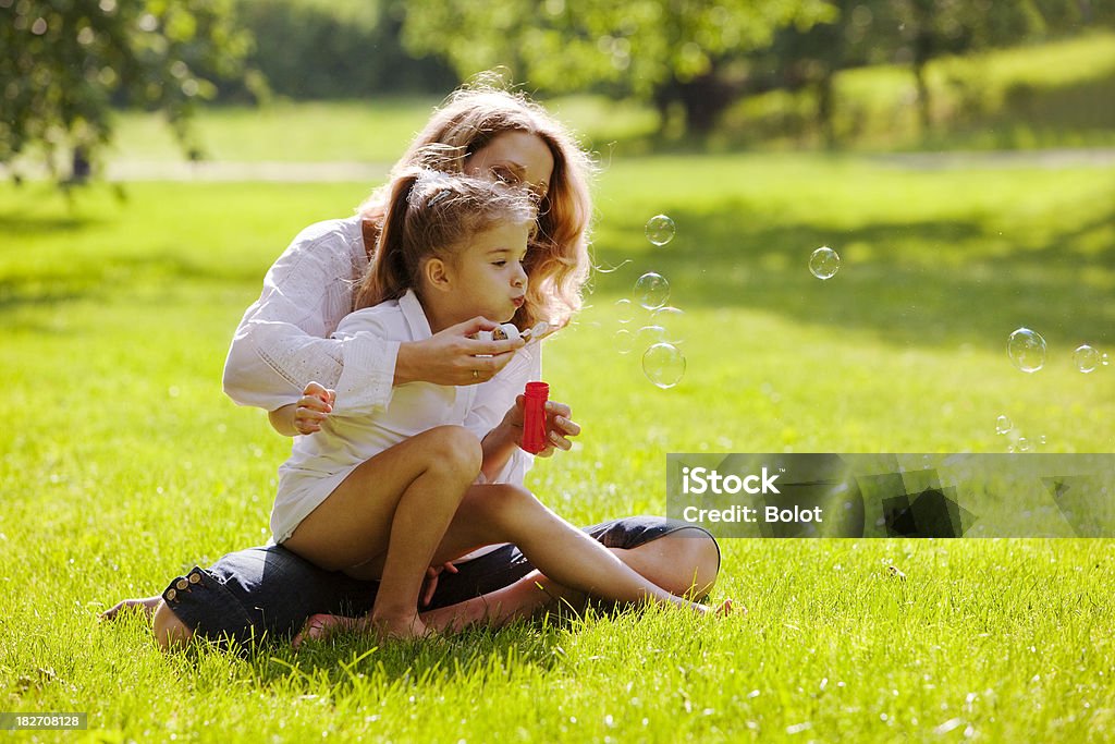 Madre e hija se divierten en el parque - Foto de stock de Adulto libre de derechos