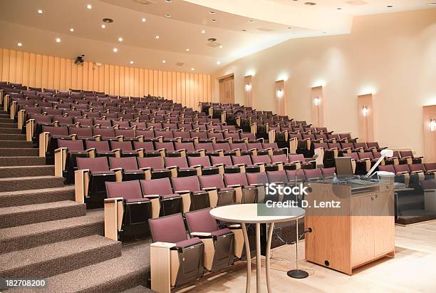 View From The Stage Of An Empty Lecture Hall Stockfoto en meer beelden van Binnenopname - Binnenopname, Bioscoop, Collegezaal