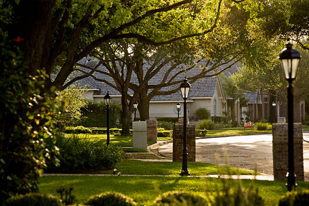 banlieue - lawn residential district landscaped community photos et images de collection