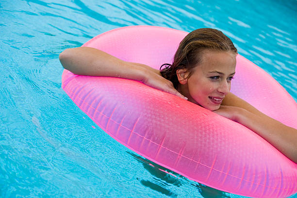 menina em rosa tubo de piscina flutuante - swimming tube inflatable circle imagens e fotografias de stock
