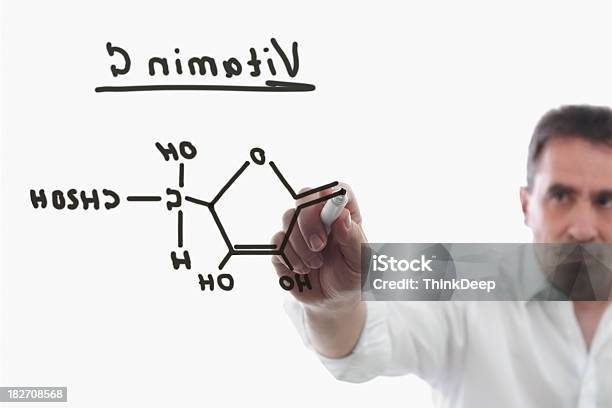 Учитель Пишет Химическая Формула — стоковые фотографии и другие картинки Белая доска - Белая доска, Белый, Витамин