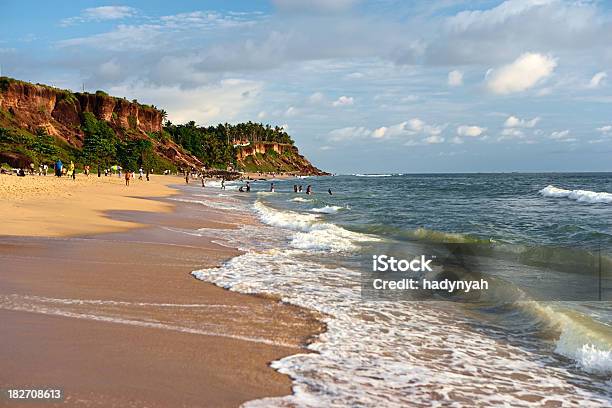 Foto de Praia De Varkala e mais fotos de stock de Areia - Areia, Asiático e indiano, Atividade Recreativa