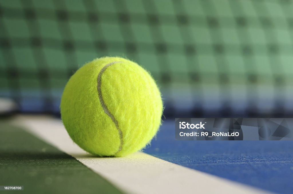 Tenis Piłka na linii netto w tle - Zbiór zdjęć royalty-free (Tenis)