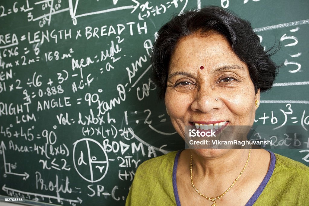 陽気なシニアインド数学の先生のスクール形式 - シニア世代のロイヤリティフリーストックフォト