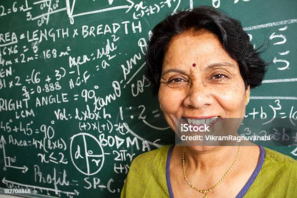 陽気なシニアインド数学の先生のスクール形式 - シニア世代のストックフォトや画像を多数ご用意 - シニア世代, インド人, インド文化