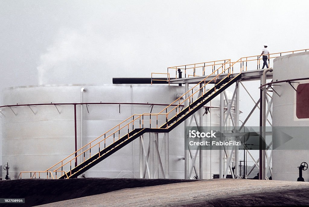 Serbatoi di carburante in raffineria - Foto stock royalty-free di Acciaio