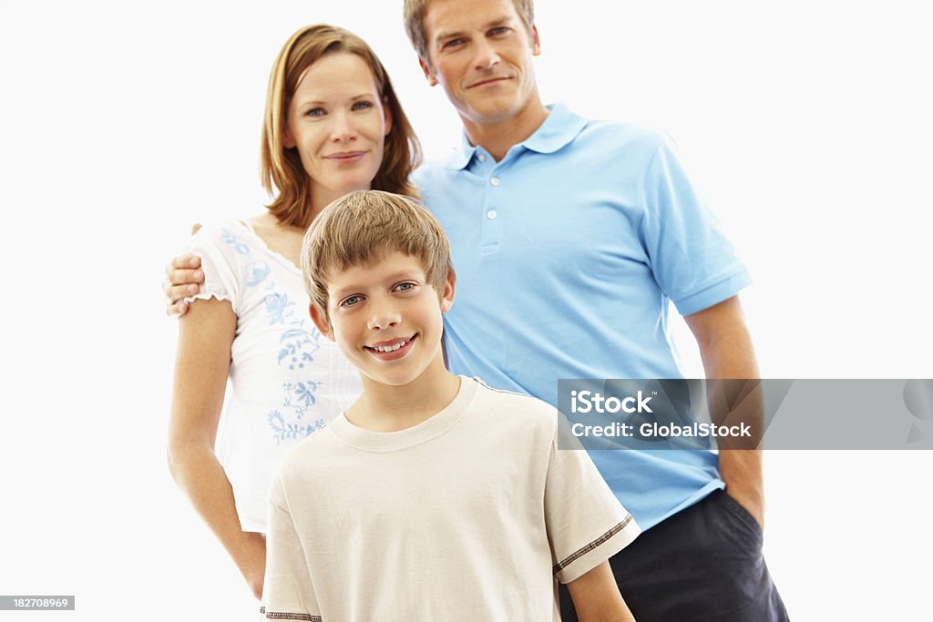 Sorridente menino com seus pais nas costas no branco - Foto de stock de 10-11 Anos royalty-free