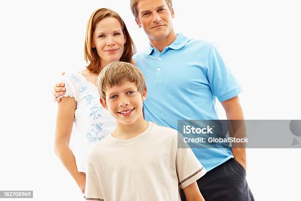 Menino Sorridente Com Os Pais Por Trás Em Branco - Fotografias de stock e mais imagens de 10-11 Anos - 10-11 Anos, 30-39 Anos, Adulto