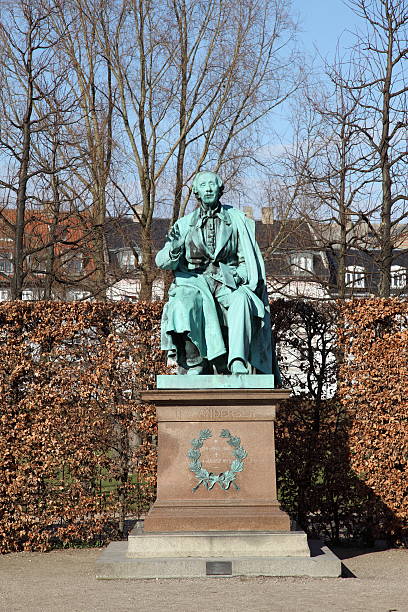 hans христианский андерсон знаменитый поэт в kongens, - denmark copenhagen hans christian andersen statue стоковые фото и изображения