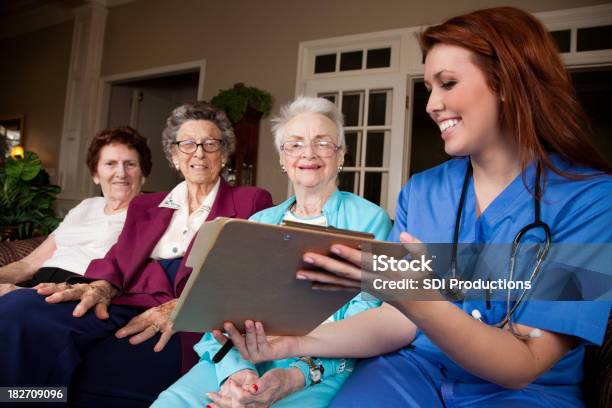 Medico Infermiere Spiegando Medicina Modulo Per I Pazienti Anziani - Fotografie stock e altre immagini di 70-79 anni